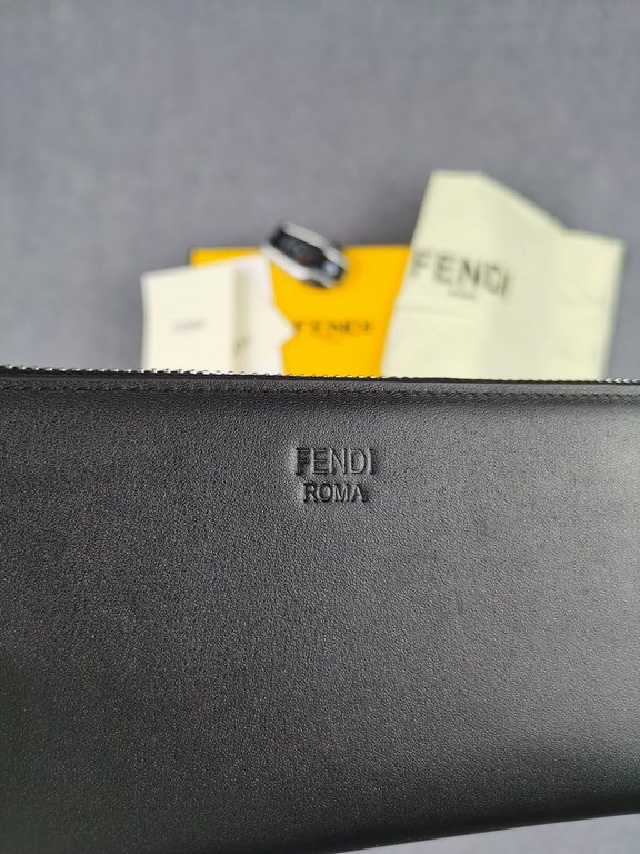 Brand FENDIStyle Single pull with white stickerItem No. 868568Color Black WhiteSize 19.510.53Material large surface with imported first layer Napa cowhide, lining with red sheepskin, feel delicateFENDI zipper wallet Intr