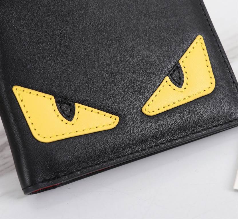 Brand FENDIStyle Yellow Sticker ClipItem No. 968568Color black   lemon yellowSize 129.52Material large surface with imported first layer of Napa cowhide, lining with red sheepskin, feel delicateFENDI short clip wallet In