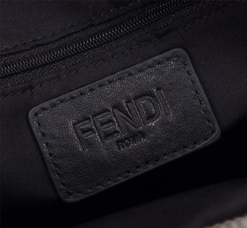 New imperial drive,, FENDI (Fendi) men's monster chest bag, exclusive models, the original cowhide material, the current market popularity of the monster form to present the chest bag mode, simple weird, soft touch, thou