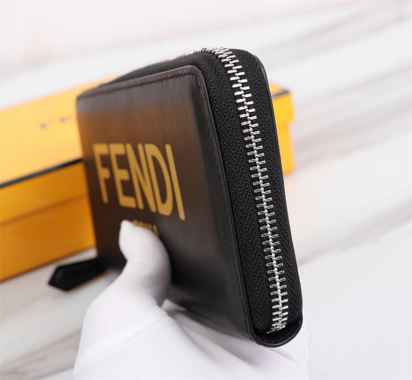 Brand FENDIDescription silkscreen monoprintItem No. 868568Color blackSize 19.510.53Material Imported head layer nappa cowhide on the surface, yellow sheepskin lining, delicate feelFENDI zipper wallet Introduction spring 