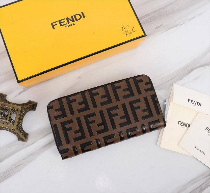 Brand FENDIDescription silkscreen single pullItem No. 868568Color khakiSize 19.510.53Material imported head layer nappa cowhide leather, black sheepskin lining, delicate feelFENDI zipper wallet Introduction the latest sp