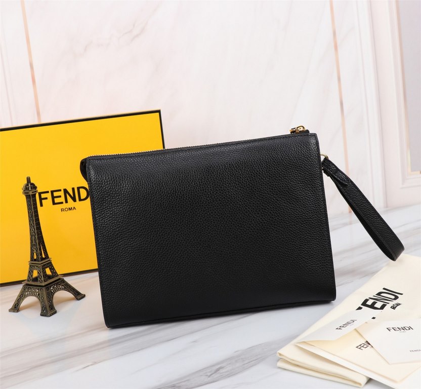 Brand FENDIStyle Men's Gold Iron Men's BagItem No. 368568Color Black Golden IronMaterial first layer imported Lychee grain cowhide leatherSize 27205 FENDI upgraded version of the small monster men's men's bag, made of im