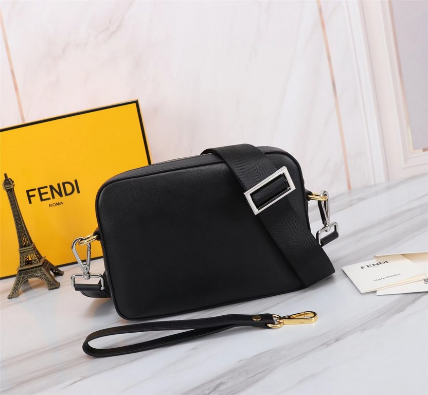 Brand FENDIStyle Camera bag with gold plateColor BlackSize 23165Material imported nappa cowhide leather  FENDI pouch Fendi men's bags   super explosive models come to pull, the first layer of nappa cowhide double letter 