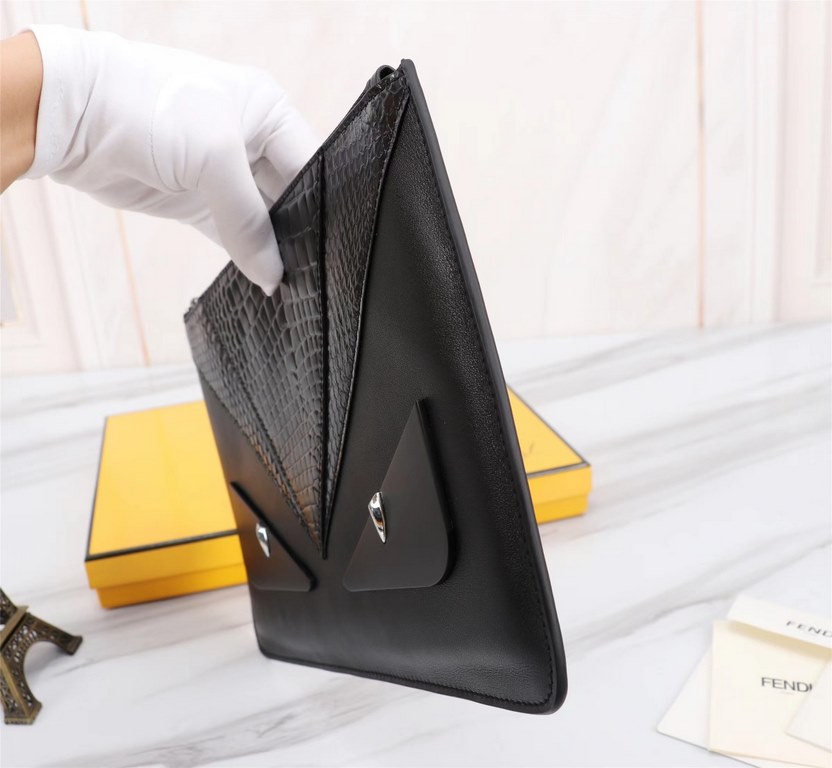 Brand FENDIModel Black Snake ClutchItem No. 168568Color black   black iron   real snake skinSize 30202cmMaterial imported nappa leather  FENDI pouch Fendi handbag   super explosive models come to pull, the first layer of