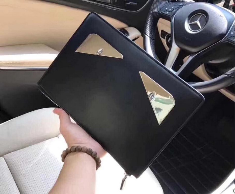 Model 2049 original single metal clutch   Fendi cowhide small monster original single clutch   special   men and women universal models   exclusive real shot   style although can be copied, but the material can not be re