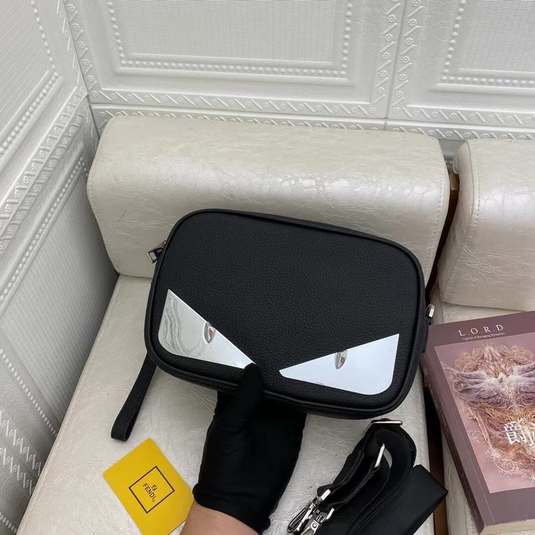 Size 24-16-7, Model No. 33035-2, Color Black Fendi - Fendi latest models of small cross-body bag   the original quality of the imported calfskin leather leather is soft and feels awesome with LOGO tote strap dual-use can