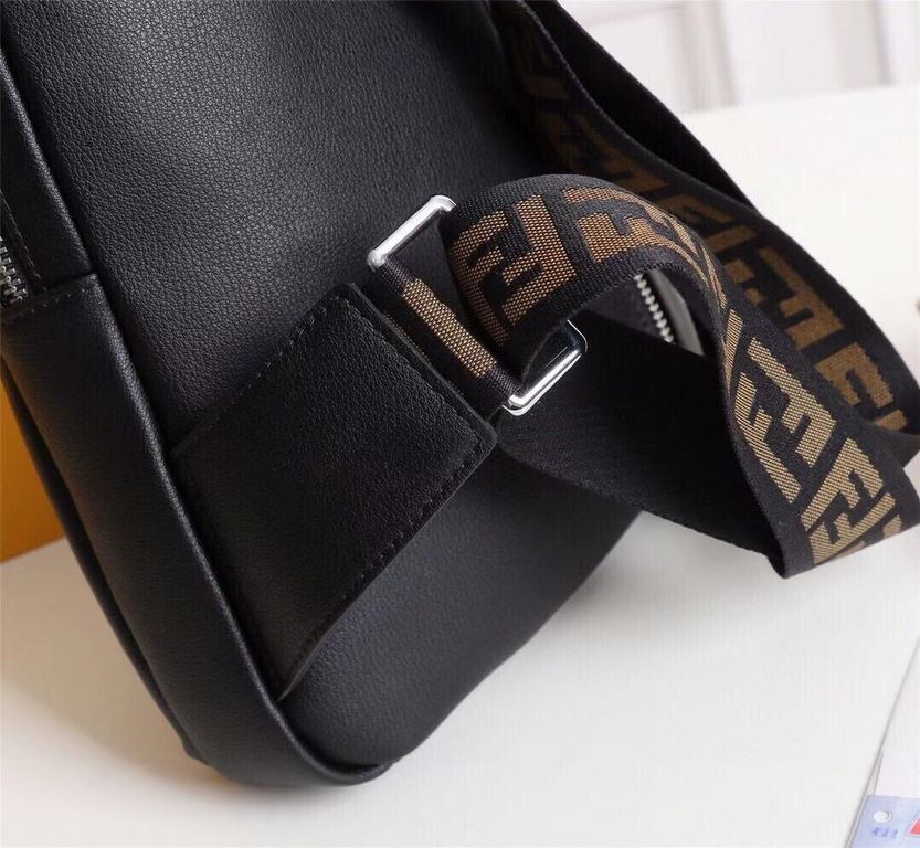 Original quality [brand name] new Fendi Fendi chest bag [Product Specifications] W19XH26XD6.5cm [Product Material] head layer cowhide [black] imported special shoulder strap F [Product Model] 6015