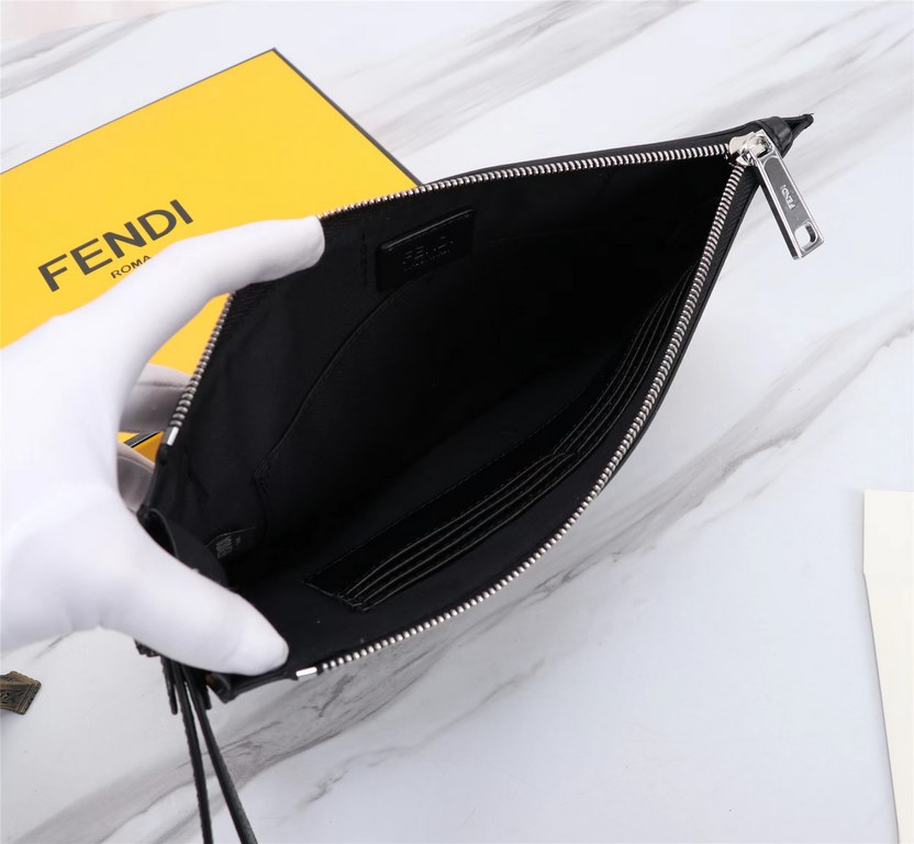 Brand FENDIModel No. Organ PVC Gray Silk Screen ClutchItem No. 168568Color blackSize 30202Material imported nappa leather   double letters PVC  FENDI pouch Fendi handbag   super explosive models come to pull, double lett