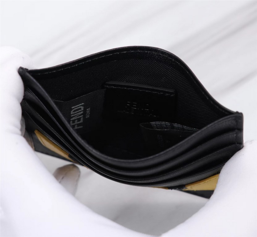 Brand FENDIStyle Black Card CaseItem No. 2020568Color Black Lemon YellowMaterial First layer imported nappa cow leatherSize 10.59FENDI short clip card bag Introduction 20 years of spring and summer of the latest handbag,