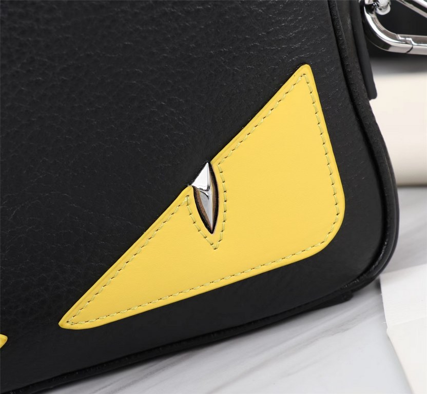 Brand FENDI FendiModel No. Camera bag with yellow stickerColor BlackSize 23165Material head layer imported nappa cowhide  FENDI pouch Fendi men's bags   super explosive models come to pull, the first layer of Napa cowhid