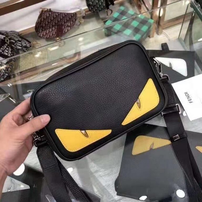 Size24-16-7Color black Fendi - Fendi latest small crossbody bag   original quality F33243, using imported calfskin leather soft feel awesome with LOGO tote strap dual-use can be used as a handbag on the body excellent un