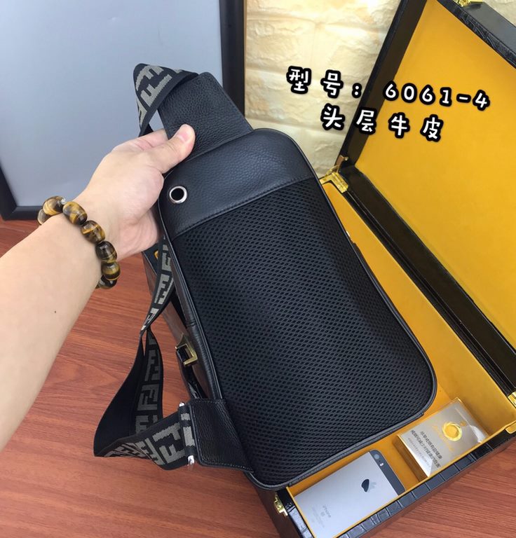 [Please recognize the exclusive counter stamping]    exclusive counter to the version of the quality of    brand name the new Fendi Fendi   chest bag [product specifications] W19XH26XD6.5cm [product material] original It