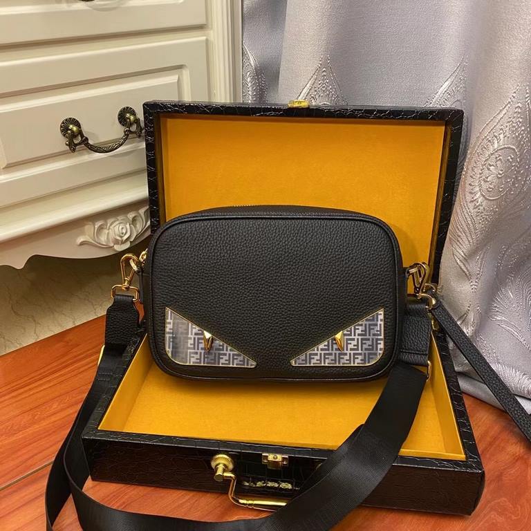 Size 24-16-7, Model No. 33036-2, Color Black Fendi - Fendi latest models of small cross-body bag   the original quality of the imported calfskin leather leather is soft and feels awesome with LOGO tote strap dual-use can