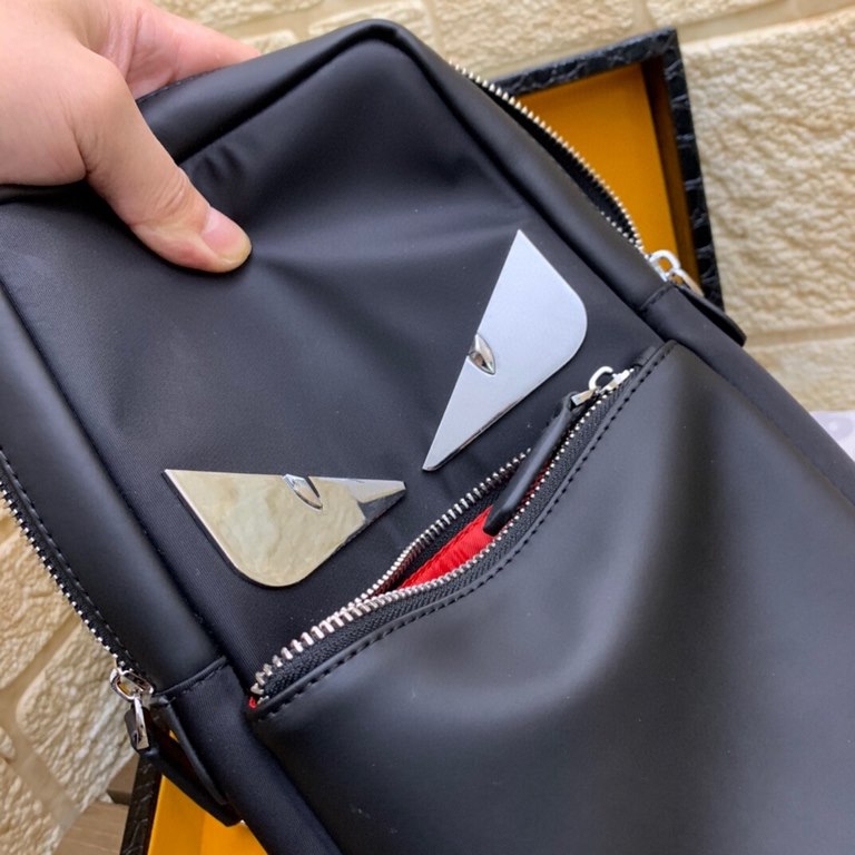 Launch of the fire Fendi FENDI   Italy imported cowhide   top goods,   steel hardware are brand LOGO, look at the gloss of the skin, look at the oil edges, look at the alignment, the highest quality in the market, there 