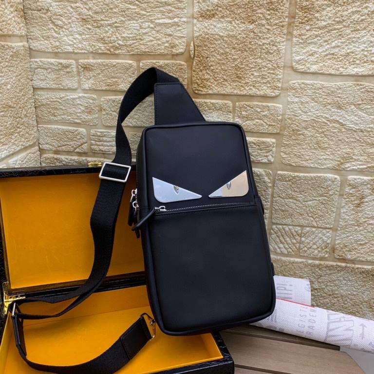 Launch of the fire Fendi FENDI   Italy imported cowhide   top goods,   steel hardware are brand LOGO, look at the gloss of the skin, look at the oil edges, look at the alignment, the highest quality in the market, there 