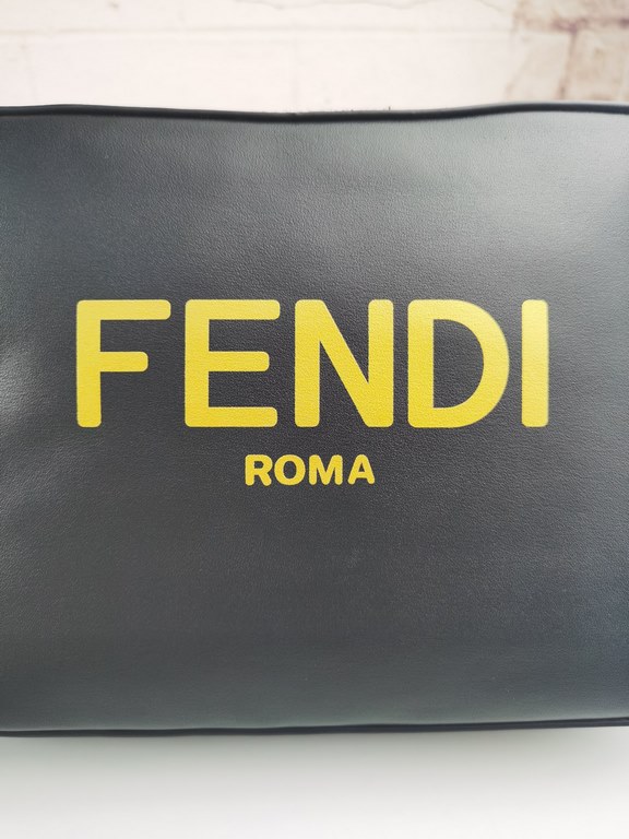 Brand FENDIModel Monogrammed Camera BagColor BlackSize 23165Material imported nappa cowhide leather  FENDI pouch Fendi men's bags   super explosive models come to pull, the first layer of Napa cowhide hand-stitched fine 