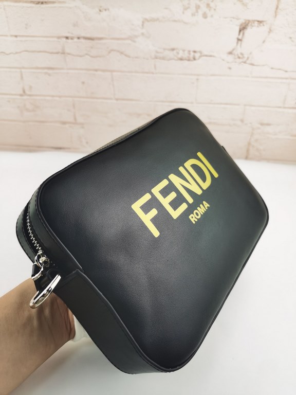 Brand FENDIModel Monogrammed Camera BagColor BlackSize 23165Material imported nappa cowhide leather  FENDI pouch Fendi men's bags   super explosive models come to pull, the first layer of Napa cowhide hand-stitched fine 