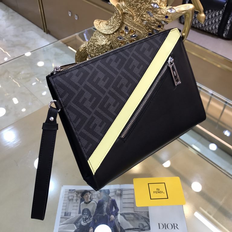 FENDI Fendi F-Home new clutch bag with detachable chain carry handle, internal card holder, front with diagonal diagonal pocket with zipper, zipper closure, in grey textured fabric with FF pattern. Finished with black le