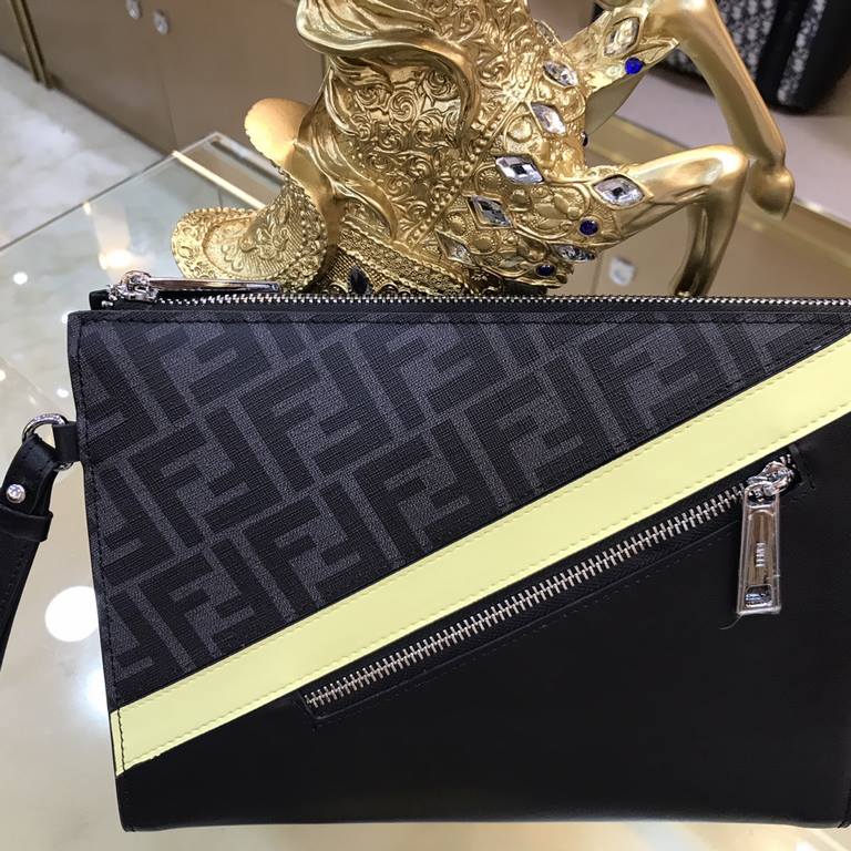 FENDI Fendi F-Home new clutch bag with detachable chain carry handle, internal card holder, front with diagonal diagonal pocket with zipper, zipper closure, in grey textured fabric with FF pattern. Finished with black le