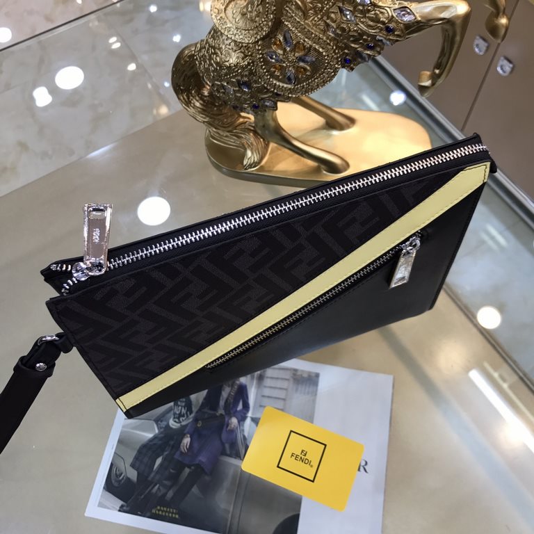 FENDI Fendi F-Home new clutch bag with detachable chain carry handle, internal card holder, front with diagonal diagonal pocket with zipper, zipper closure, in grey textured fabric with FF pattern. Finished with black le