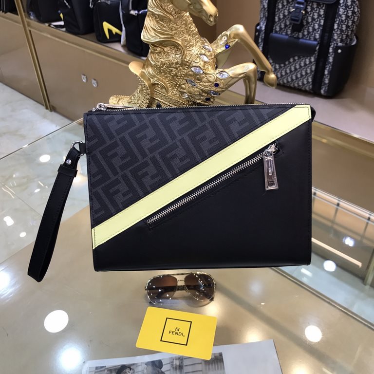 FENDI Fendi F-Home new clutch bag with detachable chain carry handle, internal card holder, front with diagonal diagonal pocket with zipper, zipper closure, in grey textured fabric with FF pattern. Finished with black le