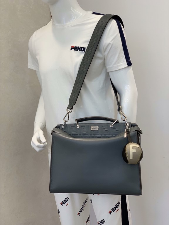 Slim tote bag in Roman leather with bright cut-out trim, two internal compartments separated by a hard partition, handles and adjustable detachable shoulder strap, leather lining embellished with the double F logo emboss