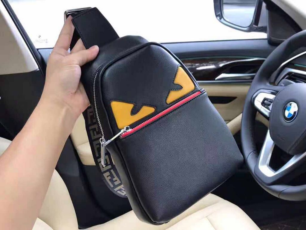 Batch original single quality [brand name] new Fendi Fendi chest bag [product specifications] W19XH26XD6.5cm [product material] head layer cowhide [black] imported special shoulder strap F [product model] 0156-1.