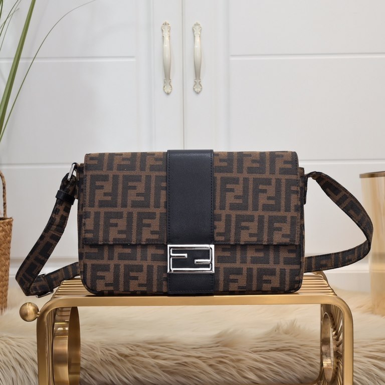 FENDI (Fendi   ) crossbody bag and have a very practical, the front pocket with the original leather, the bag body are customized imported waterproof material, hardware supporting, and counter synchronization. Quickly sm