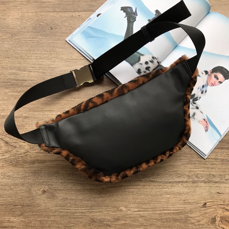 Cowhide and wool, embossed with black F pattern, can be used as a chest pack or fanny pack, adjustable strap length, zipper closure, internal zipper pocket.30817cm