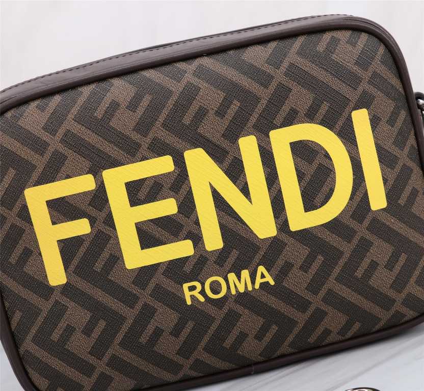 Brand FENDIDescription Camera bag with PVC brown silkscreen.Color BlackSize 23165Material imported nappa cowhide   double letters PVC  FENDI pouch Fendi men's bag   super explosive models come to pull, head layer nappa c