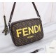 Brand FENDIDescription Camera bag with PVC brown silkscreen.Color BlackSize 23165Material imported nappa cowhide   double letters PVC  FENDI pouch Fendi men's bag   super explosive models come to pull, head layer nappa c