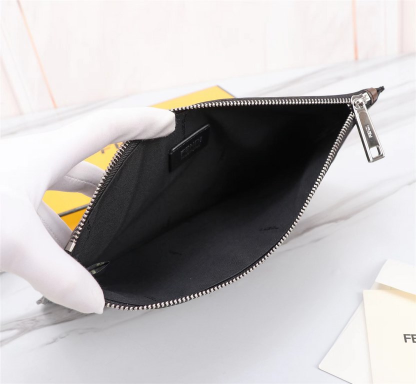 Brand FENDIDescription silk-screened steel handbagItem No. 168568Color khakiSize 30202Material imported nappa leather  FENDI pouch Fendi handbag   super explosive models come to pull, the first layer of imported Napa cow