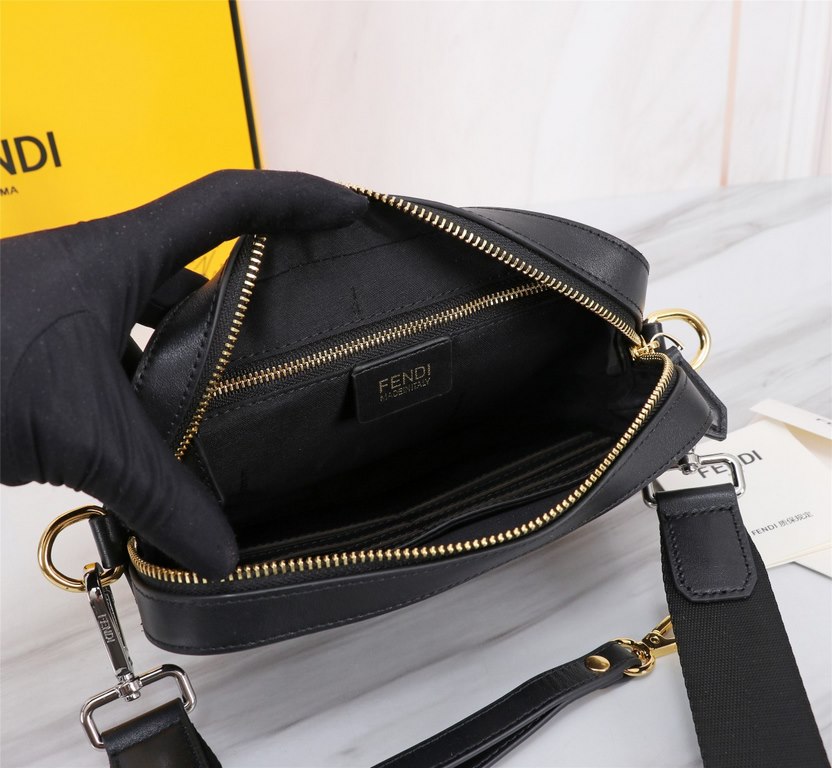 Brand FENDIStyle Camera bag with gold plateColor BlackSize 23165Material imported nappa cowhide leather  FENDI pouch Fendi men's bags   super explosive models come to pull, the first layer of nappa cowhide double letter 