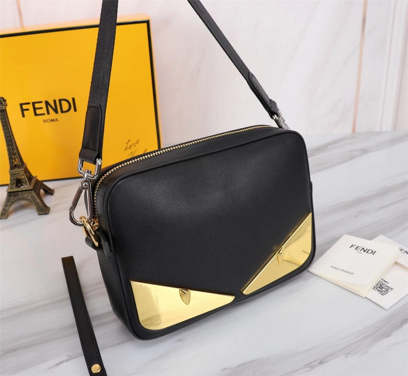 Brand FENDIStyle Camera bag with gold plateColor BlackSize 23165Material imported nappa cowhide leather  FENDI pouch Fendi men's bags   super explosive models come to pull, the first layer of nappa cowhide double letter 