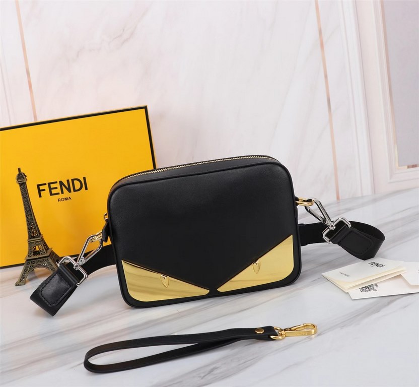 Brand FENDIStyle Camera bag with gold plateColor BlackSize 23165Material imported nappa cowhide leather  FENDI pouch Fendi men's bags   super explosive models come to pull, the first layer of nappa cowhide double letter 