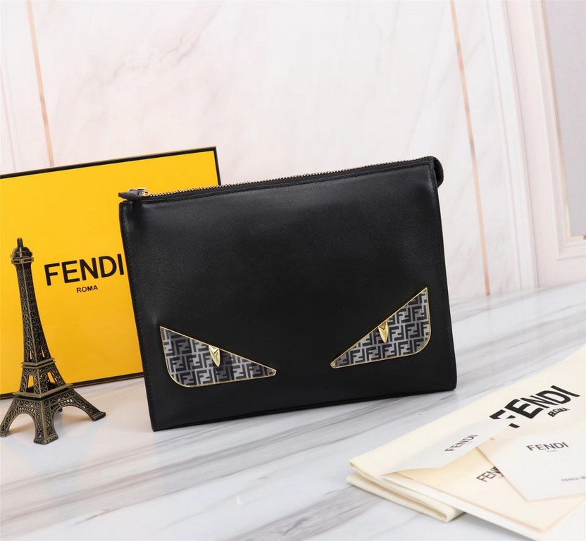 Brand FENDI FendiStyle Men's Men's bag letters iron pieceItem No. 368568Color blackMaterial First layer imported Napa cow leatherSize 27205 FENDI upgraded version of the small monster men's men's bag, made of imported fi