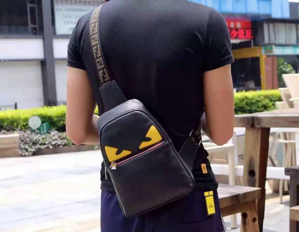 Batch original single quality [brand name] new Fendi Fendi chest bag [product specifications] W19XH26XD6.5cm [product material] head layer cowhide [black] imported special shoulder strap F [product model] 0156-1.