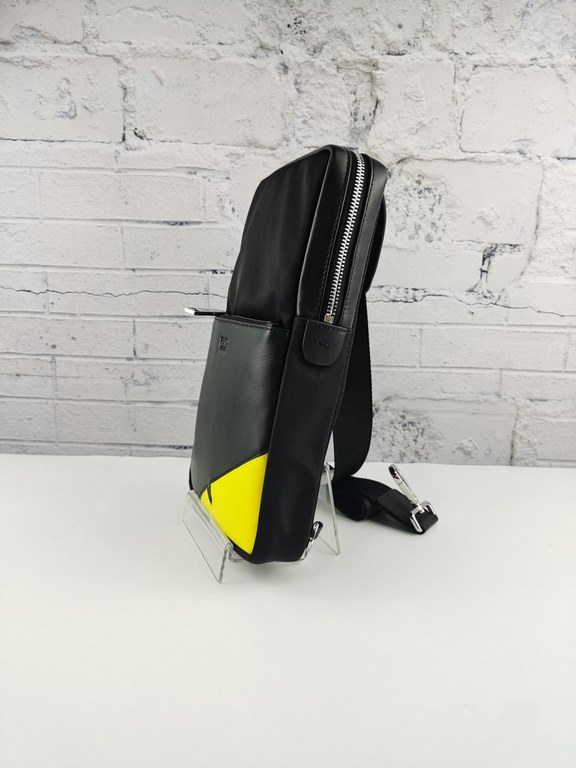 Brand FENDI FendiStyle Vertical yellow chest bag with lower cornerItem No. 268568Color blackSize width 16cm, height 29cm, thickness 5cmMaterial first layer imported nappa cowhide   waterproof clothFenjia handshake sports