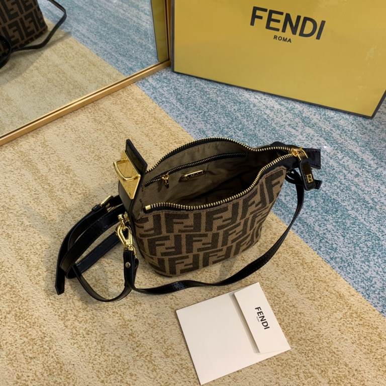 Upgraded version of the black oil wax cowhide ~ Fendi by the jittery voice netroots blogger love  in the old flower popping models, you can call it oil leather cosmetic bag, lunch box bag  This lunchbox is square, but it