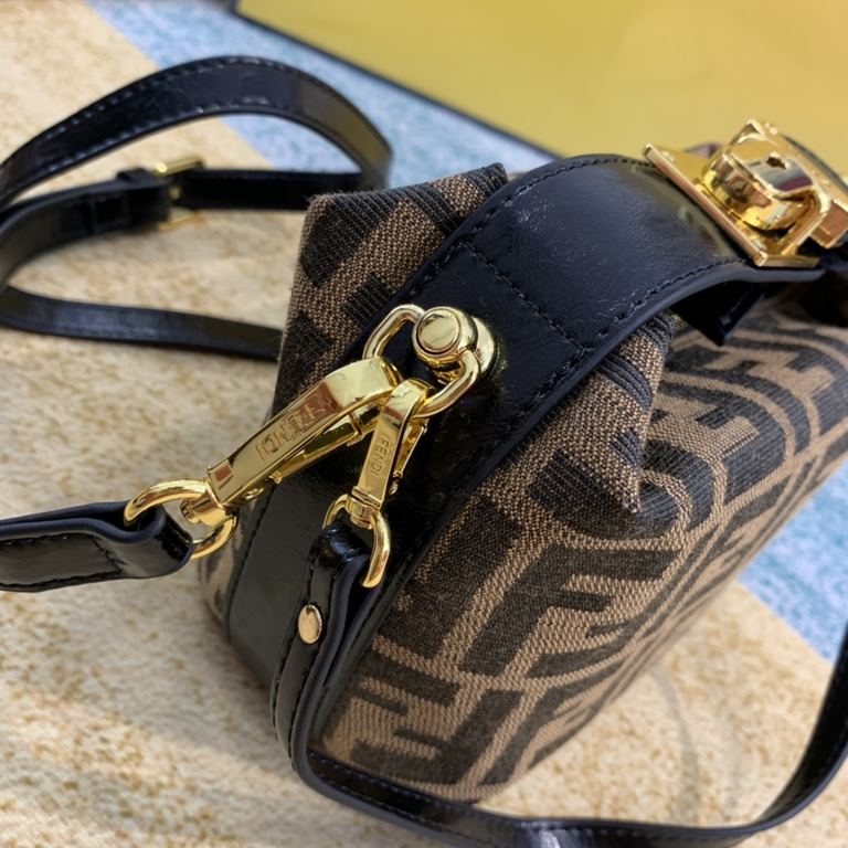 Upgraded version of the black oil wax cowhide ~ Fendi by the jittery voice netroots blogger love  in the old flower popping models, you can call it oil leather cosmetic bag, lunch box bag  This lunchbox is square, but it