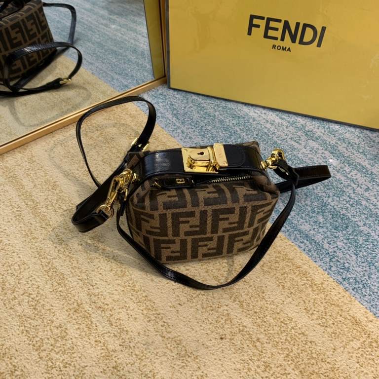 Upgraded version of the black oil wax cowhide ~ Fendi by the jittery voice netroots blogger love  in the old flower popping models, you can call it oil leather cosmetic bag, lunch box bag  This lunchbox is square, but it