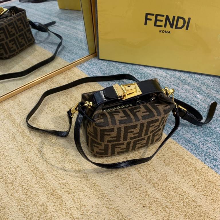 Upgraded version of the black oil wax cowhide ~ Fendi by the jittery voice netroots blogger love  in the old flower popping models, you can call it oil leather cosmetic bag, lunch box bag  This lunchbox is square, but it