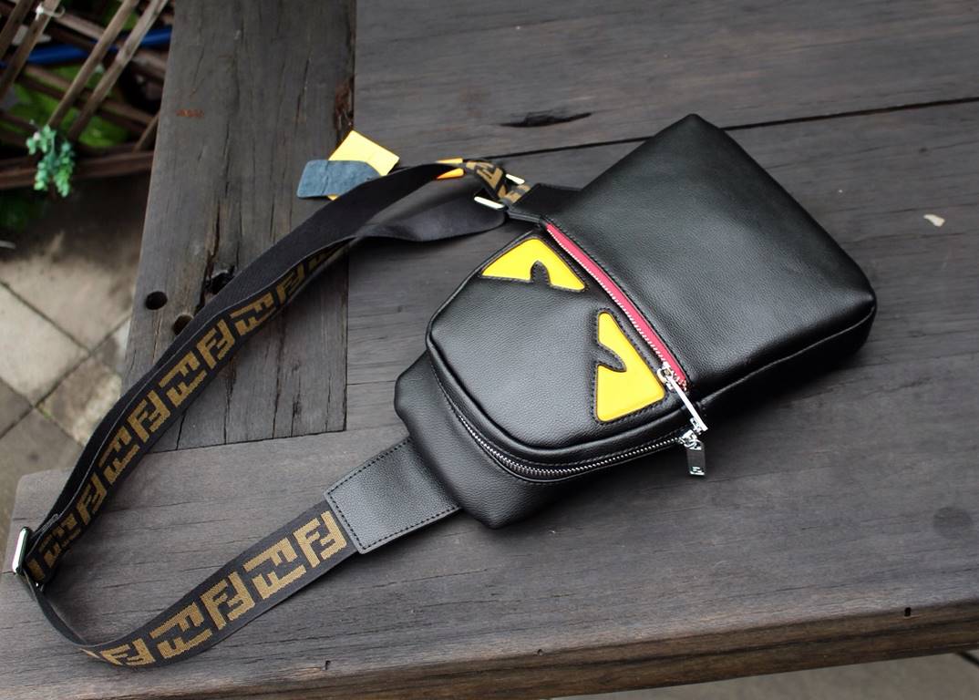 Batch original single quality [brand name] new Fendi Fendi chest bag [product specifications] W19XH26XD6.5cm [product material] head layer cowhide [black] imported special shoulder strap F [product model] 0156-1.