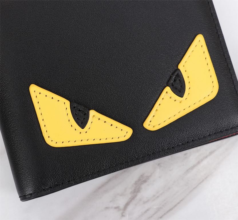 Brand FENDIStyle Yellow Sticker ClipItem No. 968568Color black   lemon yellowSize 129.52Material large surface with imported first layer of Napa cowhide, lining with red sheepskin, feel delicateFENDI short clip wallet In