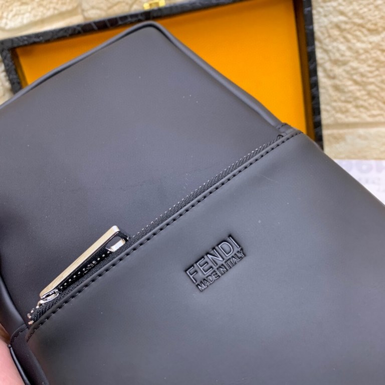 Launch of the fire Fendi FENDI   Italy imported cowhide   top goods,   steel hardware are brand LOGO, look at the gloss of the skin, look at the oil edges, look at the alignment, the highest quality in the market, there 