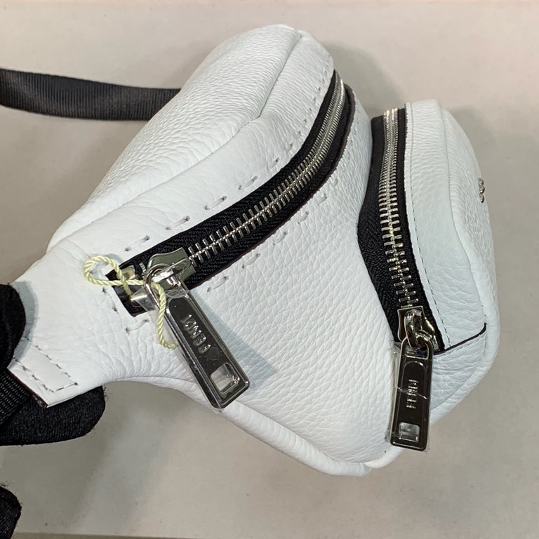 Small front pocket design, use as a chest pack or waist pack, adjustable strap length, zipper closure, spacious interior. Opening 28cm.15.6.13cm