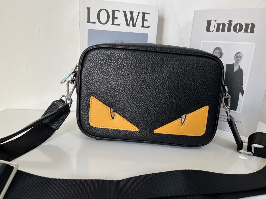 Fendi - Fendi's latest men's crossbody bag  Made of imported calfskin leather Lined with double compartments Satin Adjustable Shoulder Strap Acrylic Metal I See You Eyes Awesome Handfeel High Quality  Size 25-17-7, Model