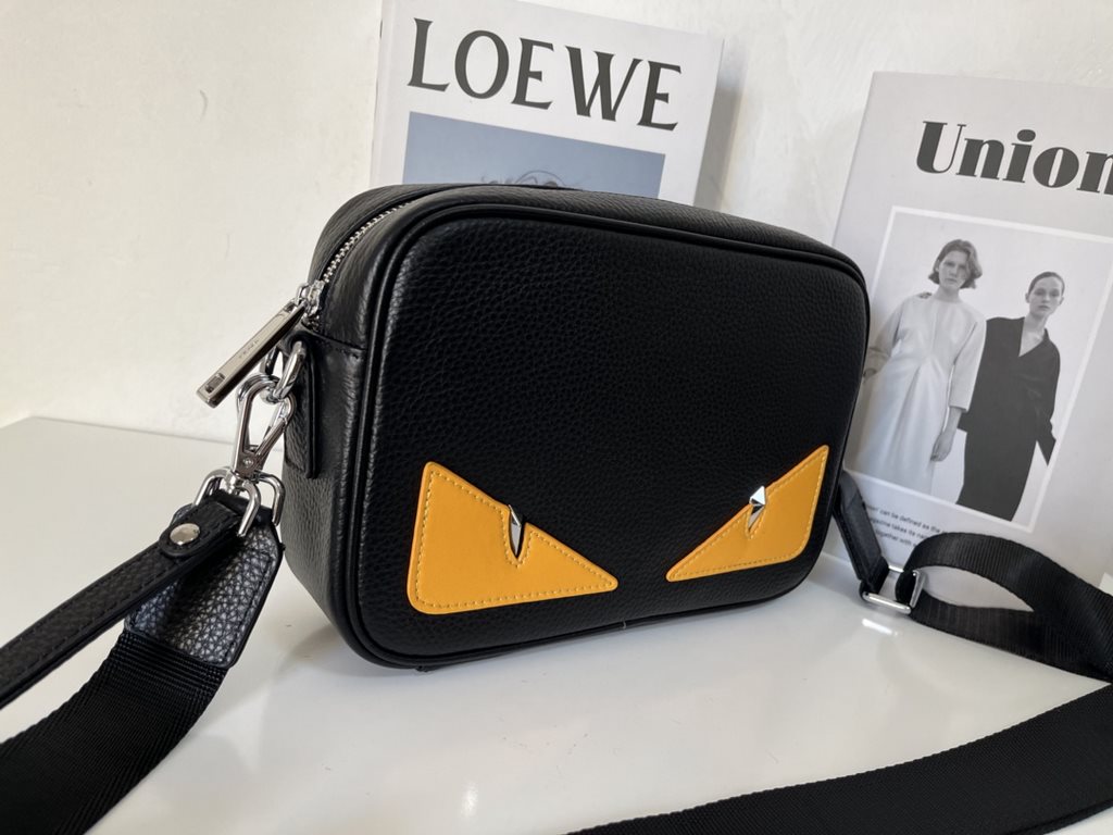 Fendi - Fendi's latest men's crossbody bag  Made of imported calfskin leather Lined with double compartments Satin Adjustable Shoulder Strap Acrylic Metal I See You Eyes Awesome Handfeel High Quality  Size 25-17-7, Model