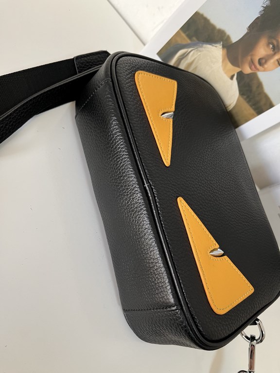 Fendi - Fendi's latest men's crossbody bag  Made of imported calfskin leather Lined with double compartments Satin Adjustable Shoulder Strap Acrylic Metal I See You Eyes Awesome Handfeel High Quality  Size 25-17-7, Model