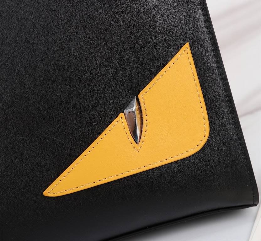 Brand FENDI FendiStyle Men's bag yellow stickerItem No. 368568Color blackMaterial imported nappa cowhide leatherSize 27205 FENDI upgraded version of the small monster men's men's bag, made of imported first layer of Napa